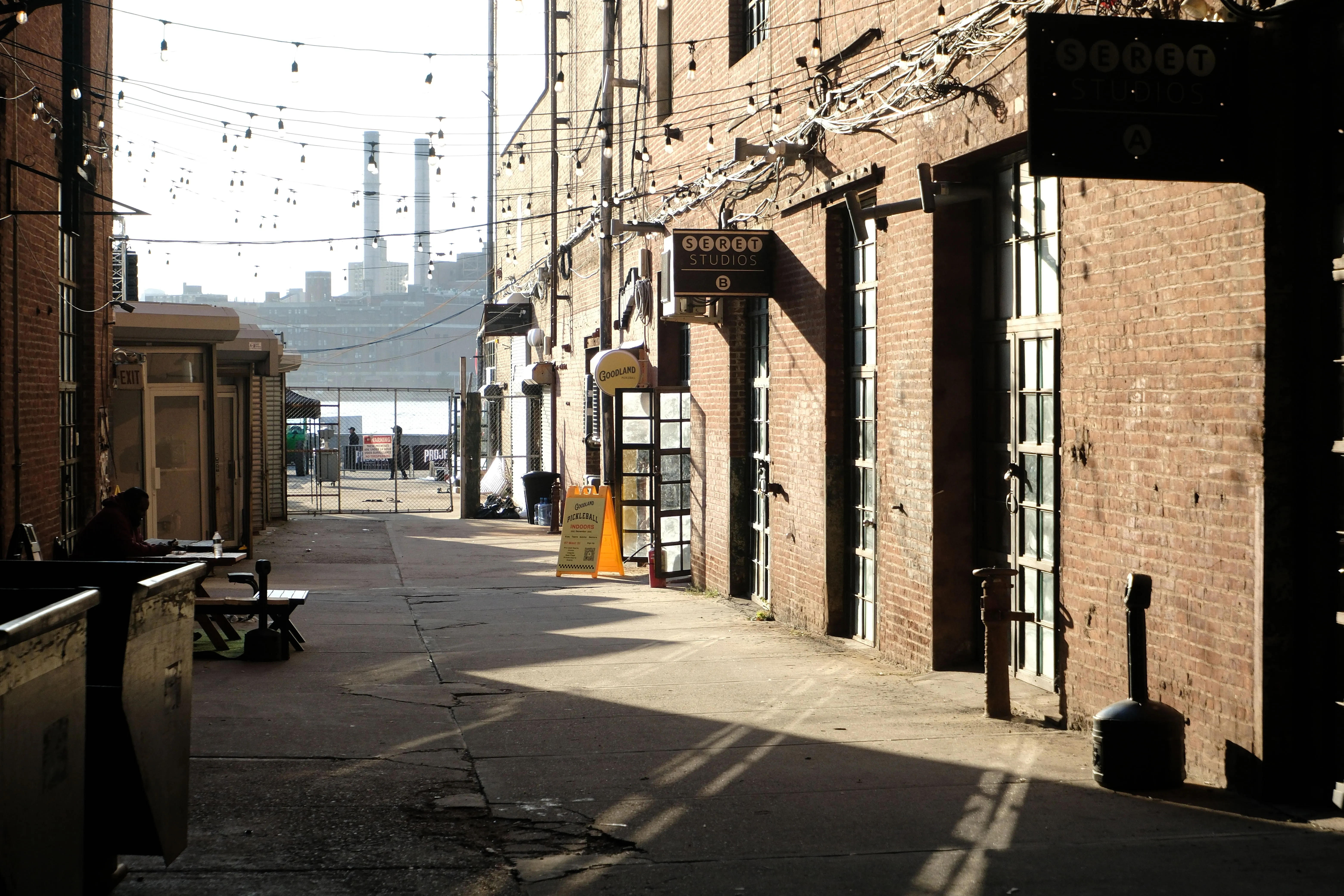 Pasillo del edificio de las oficinas de One Button Studio