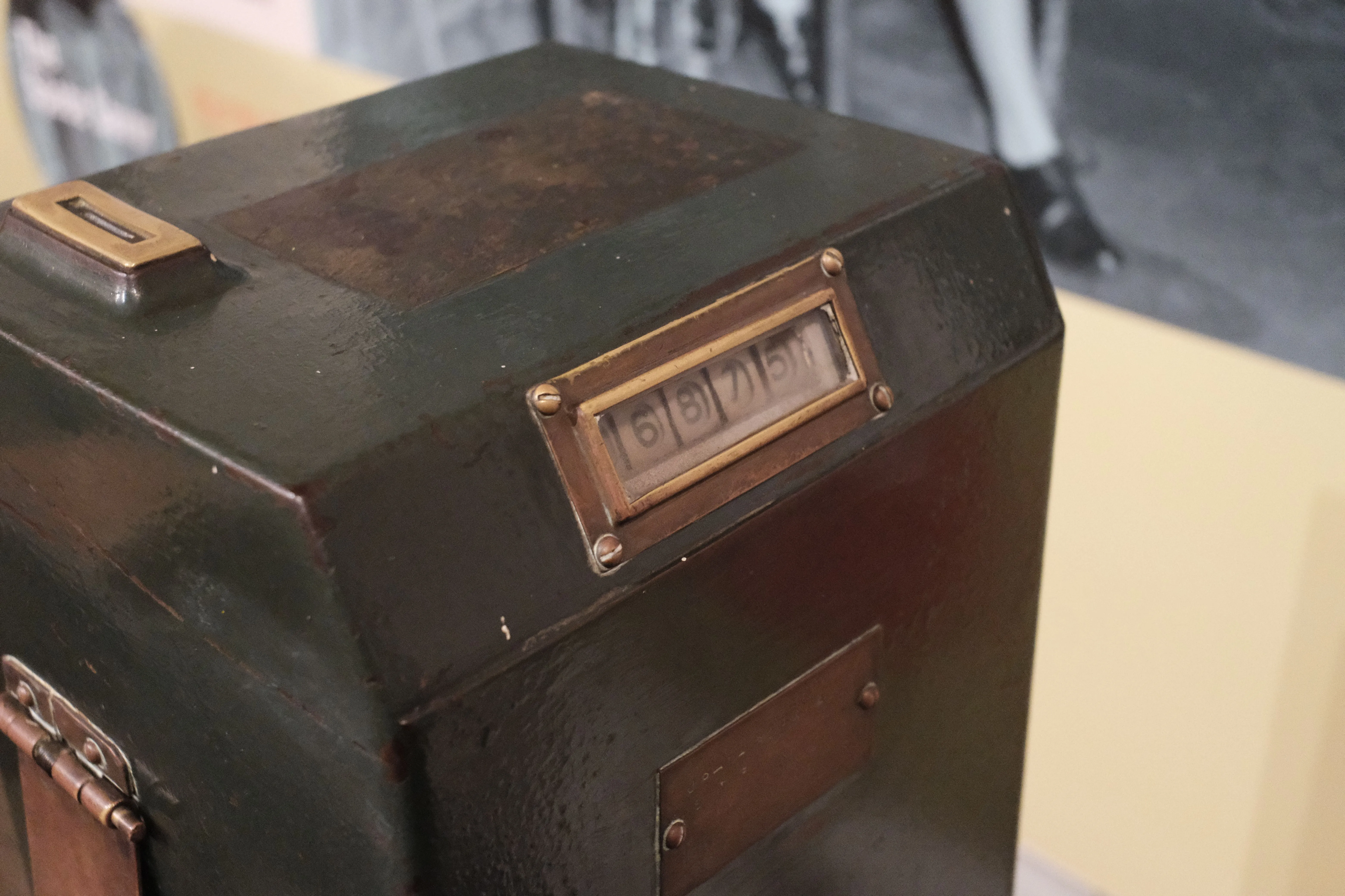 Máquina antigua para cobrar con monedas