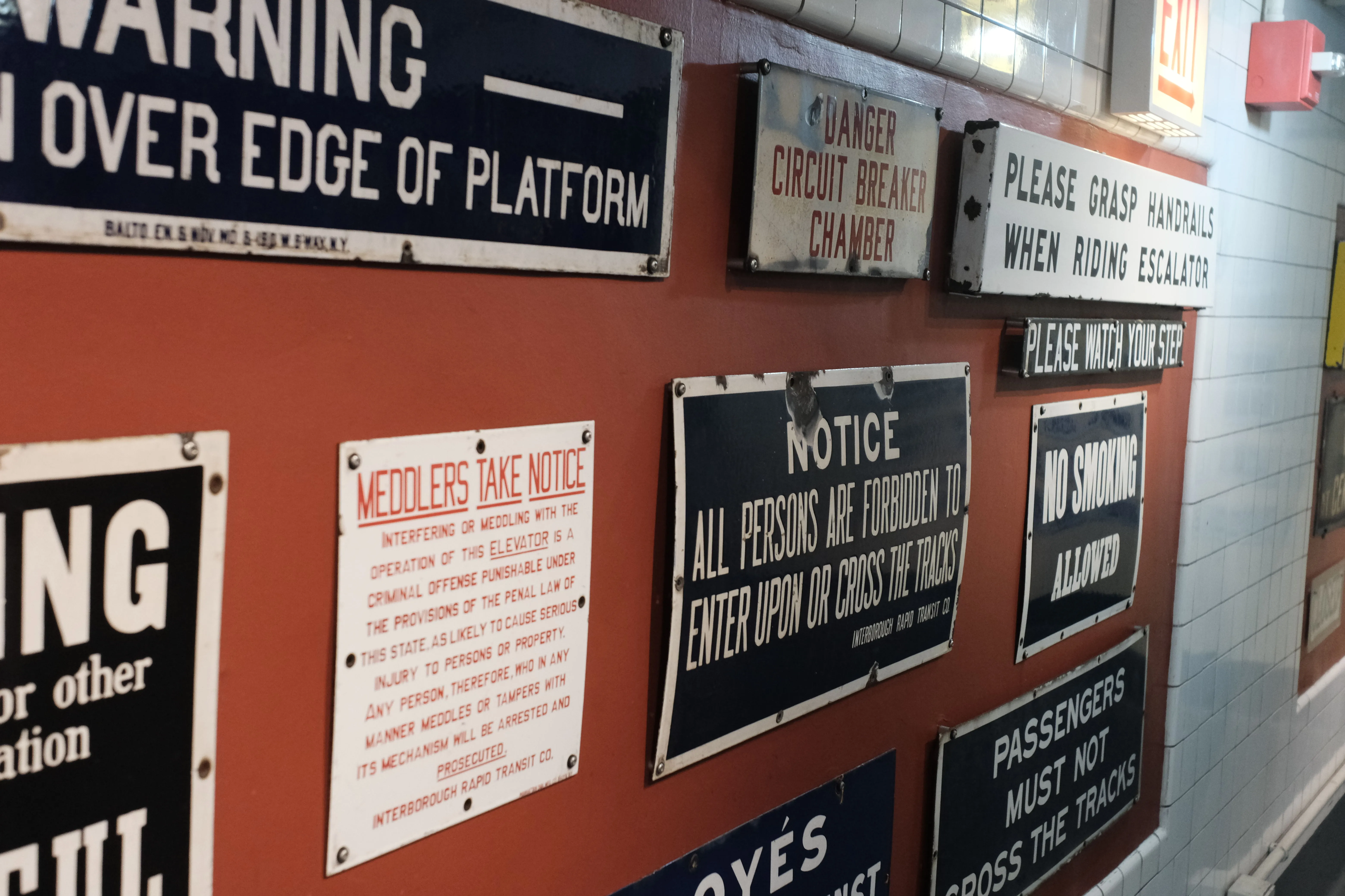 Carteles antiguos de las estaciones de subte