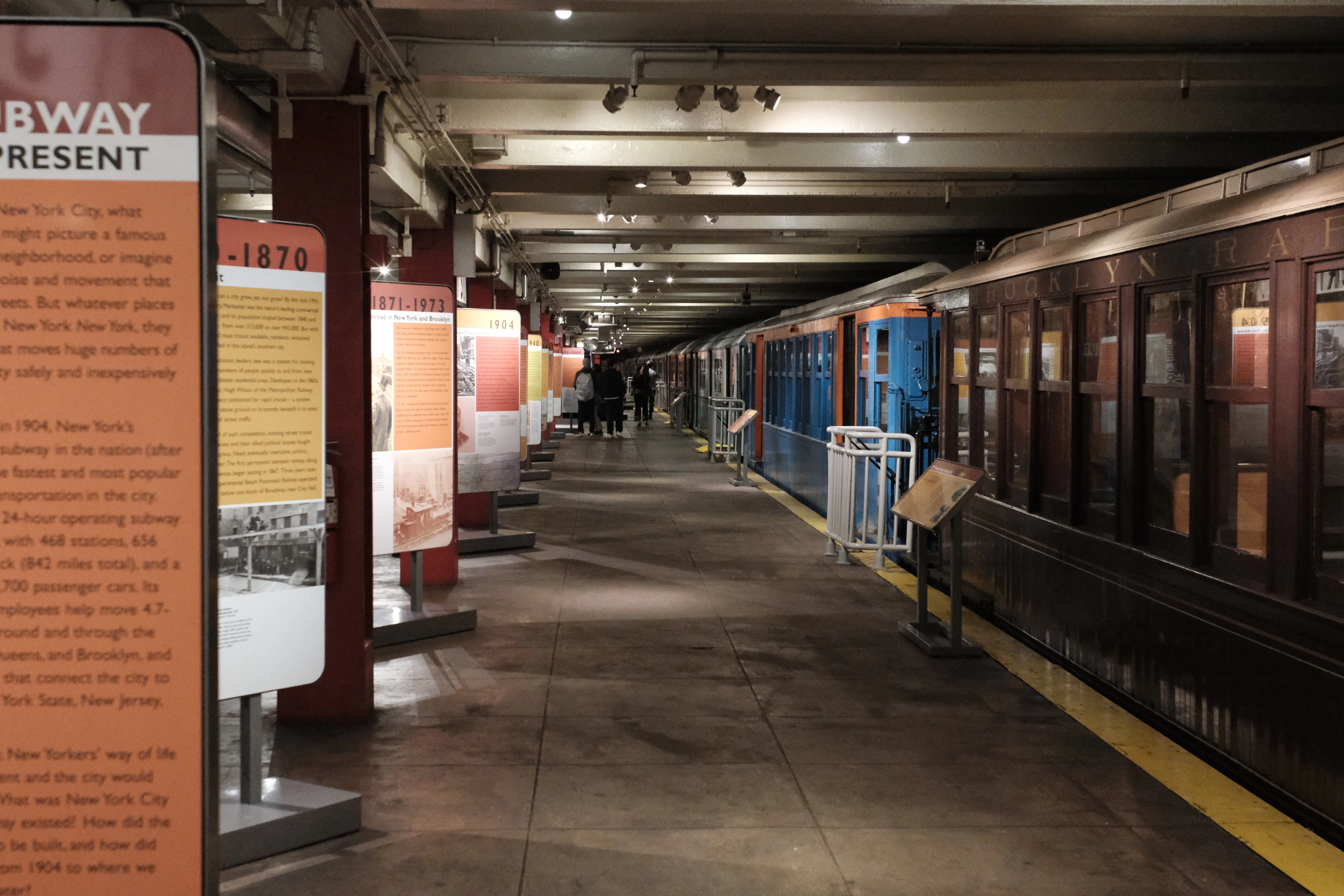 Plataforma con vagones de subte