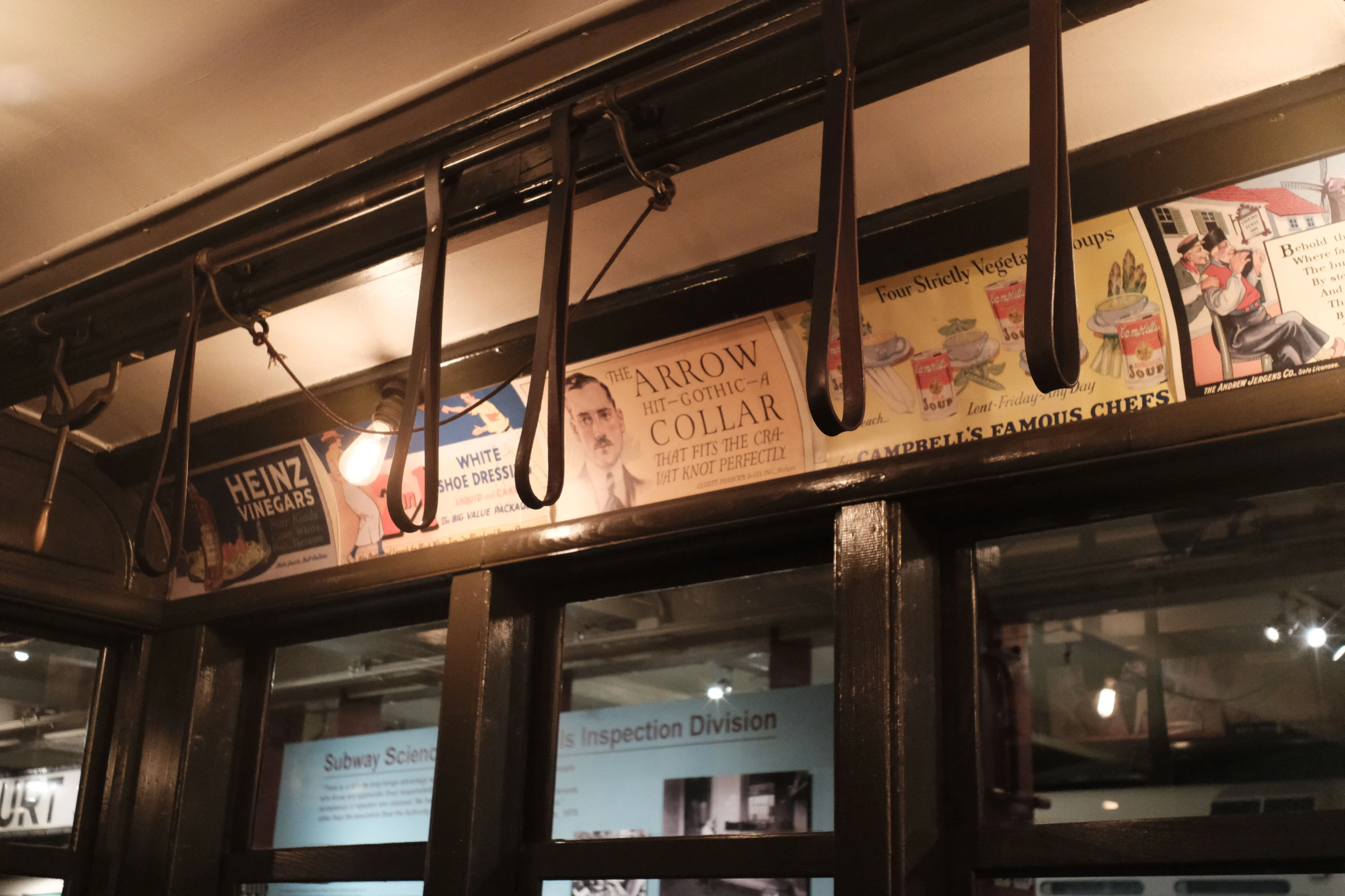 Publicidad antigua en uno de los vagones